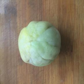 用虎口处慢慢向上推，收口捏紧。预热烤箱150度5分钟