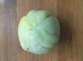 用虎口处慢慢向上推，收口捏紧。预热烤箱150度5分钟