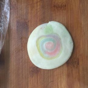 螺纹朝上压扁，用擀面杖把带油皮的外围稍微擀一下