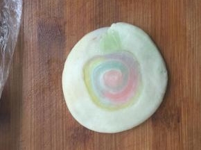 螺纹朝上压扁，用擀面杖把带油皮的外围稍微擀一下