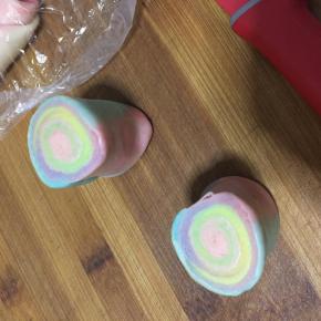 用锯齿刀从面团中间切成两个