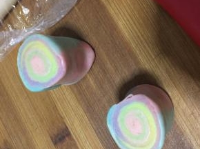 用锯齿刀从面团中间切成两个