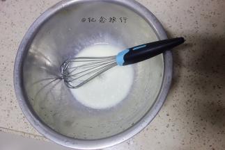 色拉油50g 牛奶50混合乳化备用