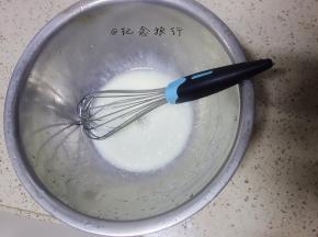 色拉油50g 牛奶50混合乳化备用