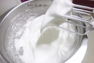 69g蛋白加砂糖打至湿性发泡的状态，这个状态是小弯沟有点软但又不是很软的状态，一定要看清楚哦，太软的弯沟也不会成功的。蛋白凝固时要打一会看一下千万别打发过头，蛋白打到提起来弯钩状 如果还有一点动那还要打 一会湿性发泡过一点点就要停止了，要是打到硬性发泡那可能你的蛋糕卷会裂哦