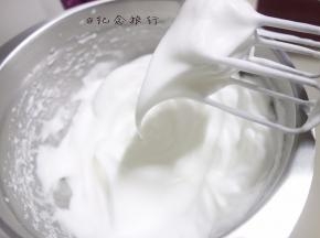 69g蛋白加砂糖打至湿性发泡的状态，这个状态是小弯沟有点软但又不是很软的状态，一定要看清楚哦，太软的弯沟也不会成功的。蛋白凝固时要打一会看一下千万别打发过头，蛋白打到提起来弯钩状 如果还有一点动那还要打 一会湿性发泡过一点点就要停止了，要是打到硬性发泡那可能你的蛋糕卷会裂哦