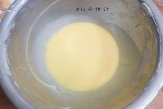加入81g蛋黄混合成无颗粒的蛋黄糊备用