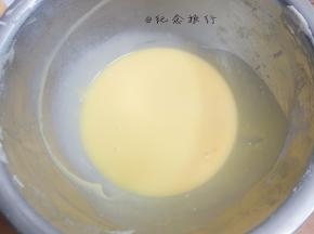 加入81g蛋黄混合成无颗粒的蛋黄糊备用