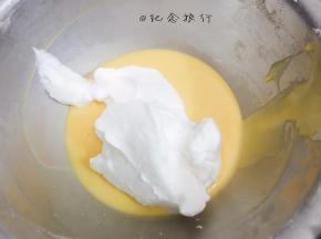 蛋白糊加三分之一入蛋黄糊翻拌，再加入剩下的翻拌均匀