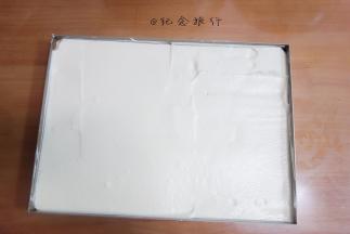 面糊用刮板迅速弄平整，你可以在烤盘下面垫一块湿布，然后敲几下让面糊更平整还有可以振荡出一些大气泡，如果你的面糊很稀不需要用刮板那么很遗憾不是消泡就是蛋白没有打到位