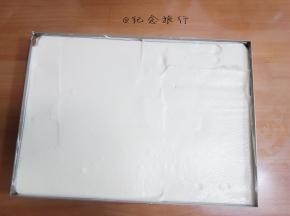 面糊用刮板迅速弄平整，你可以在烤盘下面垫一块湿布，然后敲几下让面糊更平整还有可以振荡出一些大气泡，如果你的面糊很稀不需要用刮板那么很遗憾不是消泡就是蛋白没有打到位