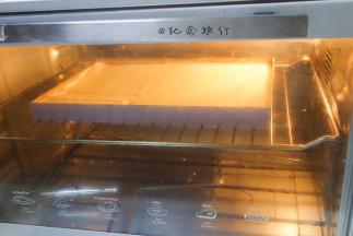 烤箱提前预热190度烤20分钟 蛋糕表面金黄即可出炉，拿出来立即把烤盘从高处落下震荡出热气 连同烤盘一起晾，等稍微温热了再取出来