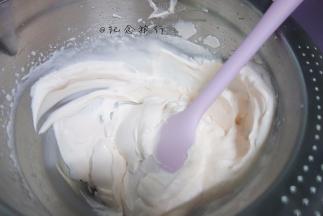 淡奶油+砂糖打至9分发，