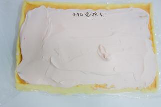 蛋糕卷下面垫保鲜膜，蛋糕卷两边切斜刀涂抹在已脱模的蛋糕卷上，两头奶油略薄一些，