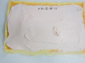 蛋糕卷下面垫保鲜膜，蛋糕卷两边切斜刀涂抹在已脱模的蛋糕卷上，两头奶油略薄一些，