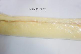 提起保鲜膜 两头对接，稍微整形一下成三角形，对接的要在最上面，底面是平的，放冰箱冷藏定型