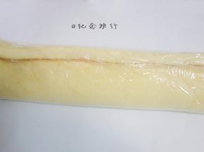 提起保鲜膜 两头对接，稍微整形一下成三角形，对接的要在最上面，底面是平的，放冰箱冷藏定型