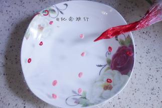 准备粉红色巧克力做腮红，大红色巧克力做嘴巴