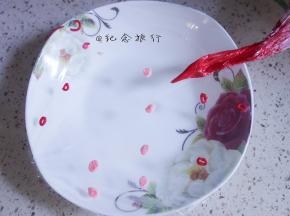 准备粉红色巧克力做腮红，大红色巧克力做嘴巴