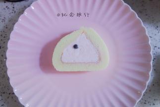 热刀切蛋糕卷，放上巧克力豆做眼睛，腮红嘴巴，放上薄荷叶装饰即可