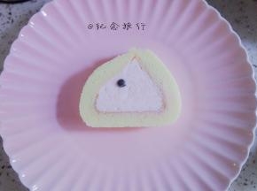 热刀切蛋糕卷，放上巧克力豆做眼睛，腮红嘴巴，放上薄荷叶装饰即可