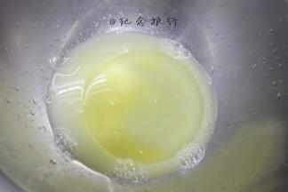 水 盐 玉米油搅拌均匀混合搅拌至发白,水油充分乳化备用，看不到油点，有点稠稠的状态