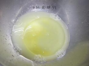 水 盐 玉米油搅拌均匀混合搅拌至发白,水油充分乳化备用，看不到油点，有点稠稠的状态
