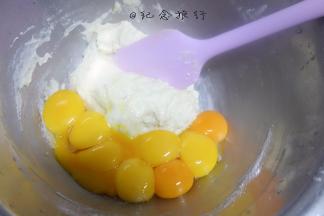 加入4个蛋黄拌匀，后蛋法做得面糊不容易起疙瘩非常顺滑面糊成丝带般落下，(我这里是翻倍做的看过程就好)