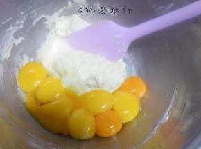 加入4个蛋黄拌匀，后蛋法做得面糊不容易起疙瘩非常顺滑面糊成丝带般落下，(我这里是翻倍做的看过程就好)