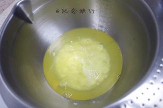 蛋白打发注意的就是容器要无水无油，4个蛋白几滴白醋或者柠檬汁，蛋白一次性加入白砂糖，