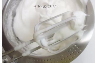 打至中性偏干性发泡之间的状态都可以，千万别打过头哦