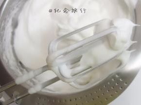 打至中性偏干性发泡之间的状态都可以，千万别打过头哦