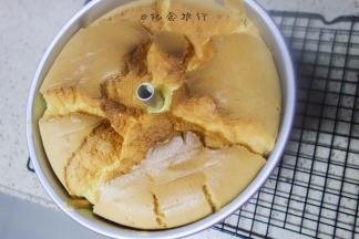 入模后震一下大气泡，这样蛋糕会更细腻一点不会有大孔