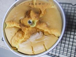 入模后震一下大气泡，这样蛋糕会更细腻一点不会有大孔