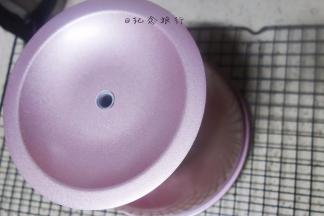 出炉后先震一下立马倒扣晾凉后蛋糕脱模