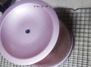 出炉后先震一下立马倒扣晾凉后蛋糕脱模