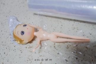 将芭比娃娃洗干净用保鲜膜把身体包好