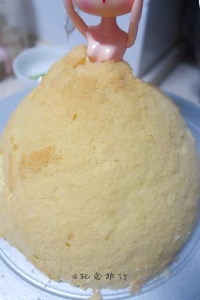 将娃娃插在蛋糕里 注意上半身的身体要露出我插得太里面了一点点