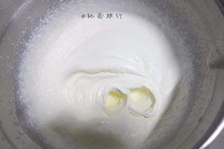 350g奶油+35糖打至不流动状态大概5-6分发