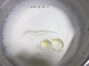 350g奶油+35糖打至不流动状态大概5-6分发