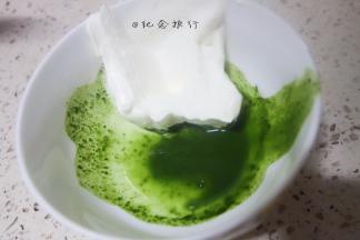 2g抹茶粉加一点热水化开加入一大勺淡奶油拌匀备用