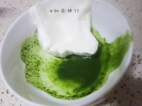 2g抹茶粉加一点热水化开加入一大勺淡奶油拌匀备用
