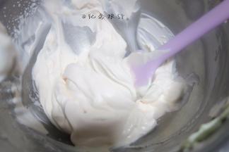 剩下的奶油加入粉色的色素调匀
