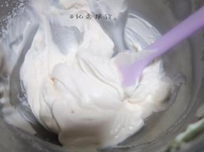 剩下的奶油加入粉色的色素调匀