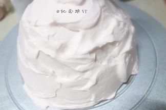 剩下的奶油加入粉色的色素调匀