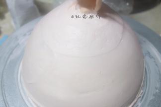 用软刮片把面抹均匀即可