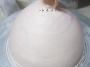 用软刮片把面抹均匀即可