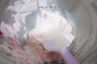 将剩下的奶油加一点点粉色色素调出深一点的奶油