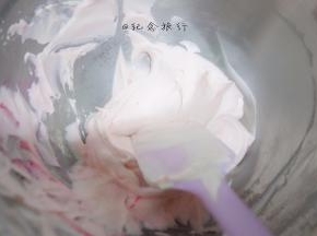 将剩下的奶油加一点点粉色色素调出深一点的奶油