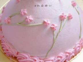 用五齿花嘴画上裙边及花朵；刚才绿色的奶油用小的勾线花嘴做枝干部分即可